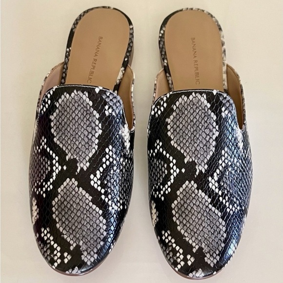 Banana Republic size 6.5 black gray snake print demi mules shoes - Picture 8 of 8